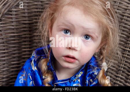 Petite fille aux très surpris en expression studio portrait. Banque D'Images