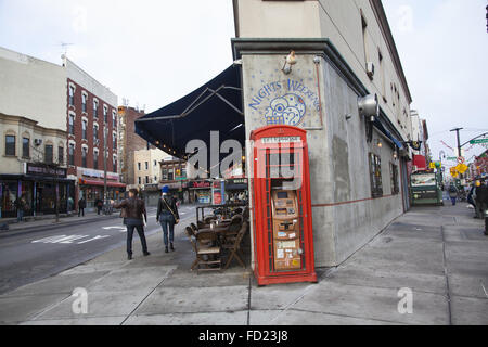 Distributeur automatique installé dans une ancienne cabine téléphonique à l'extérieur d'un restaurant à Greenpoint, Brooklyn, New York. Banque D'Images