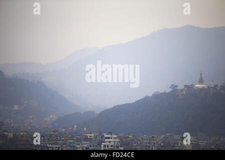 Katmandou, Népal. 27 Jan, 2016. Une scène de la vallée de Katmandou couverte de brume, agile comme le haut de Swayambhunath Stupa au sommet d'une colline est vu de Kasthamandap, Katmandou, Népal le mercredi, 27 janv., 2016. Swayambhunath Stupa est répertorié dans le patrimoine mondial de l'UNESCO. © Skanda Gautam/ZUMA/Alamy Fil Live News Banque D'Images