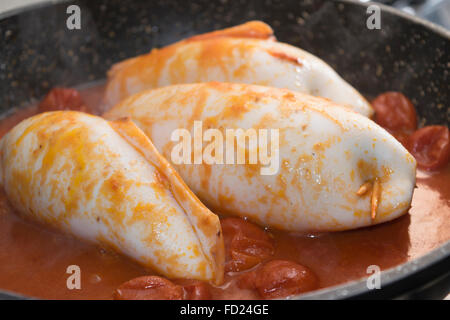 Calmars farcis sautés avec de la sauce tomate Banque D'Images