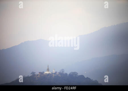 Katmandou, Népal. 27 Jan, 2016. Une scène de la vallée de Katmandou couverte de brume, agile comme le haut de Swayambhunath Stupa au sommet d'une colline est vu de Kasthamandap, Katmandou, Népal le mercredi, 27 janv., 2016. Swayambhunath Stupa est répertorié dans le patrimoine mondial de l'UNESCO. © Skanda Gautam/ZUMA/Alamy Fil Live News Banque D'Images