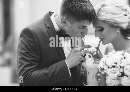 Happy young couple drinking coffee glaces Banque D'Images