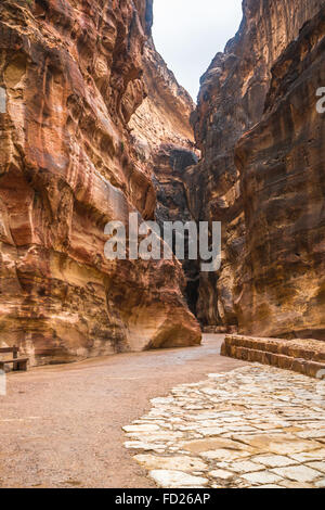 Le Siq, l'encoche étroite-canyon qui sert de couloir d'entrée à la ville cachée de Petra, Jordanie, Banque D'Images