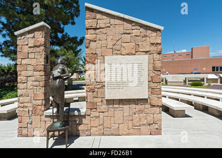 New York, Boise, Idaho Anne Frank Human Rights Memorial, life size sculpture en bronze de Frank holding diary Banque D'Images