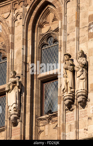 L'Europe, l'Allemagne, Cologne, des statues à la tour de la ville historique située sur la partie ancienne de la ville. Banque D'Images