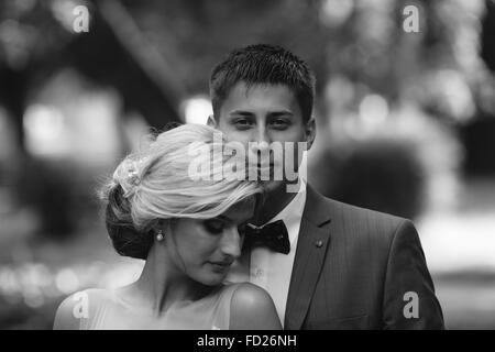 Beautiful wedding couple posing in the park Banque D'Images