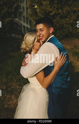 Beautiful wedding couple hugging in the park Banque D'Images