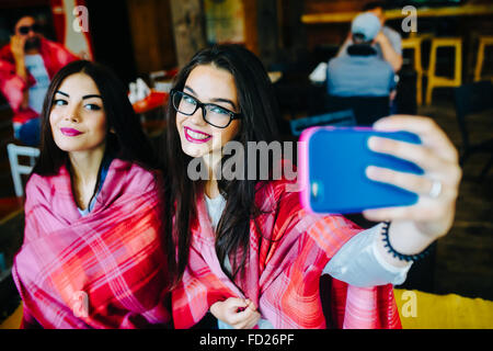 Deux amis dans le café selfies n Banque D'Images