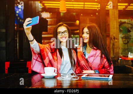 Deux amis proches faire dans le café selfies Banque D'Images