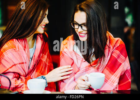 Deux jeunes et belles filles potiner Banque D'Images