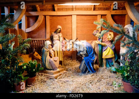 Une scène de la nativité mis en place dans une église à Noël Banque D'Images