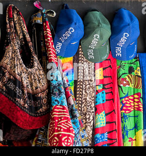 Vue sur place de chapeaux, des sarongs et sacs en tissu en vente au Cap Vert. Banque D'Images