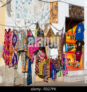 Vue sur place de souvenirs en vente à l'extérieur d'une boutique au Cap Vert. Banque D'Images