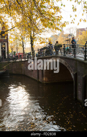 Pont-canal Automne / fall avec sun / sunny blue sky à Amsterdam, Hollande. Les Pays-Bas Banque D'Images