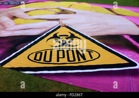 Protestplakat gegen die Firma 'DuPont' - Démonstration Unter dem Motto "Wir haben es satt' fuer eine oekologisch vernuenftige La Banque D'Images