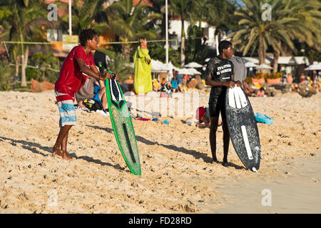 Portrait horizontal de poudre de pensionnaires debout sur la plage en attendant la vague parfaite au Cap Vert. Banque D'Images