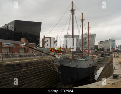 De Wadden mât goélette trois auxiliaires et dazzle ship Edmund Gardner en cale sèche, Albert Docks, Liverpool, Angleterre, Royaume-Uni, Banque D'Images