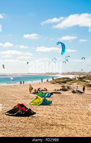 Vue verticale de kite surfeurs au Cap Vert. Banque D'Images