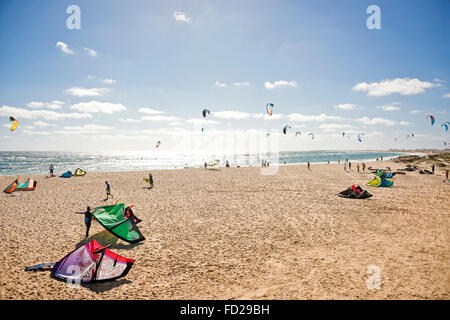 Vue horizontale de kite surfeurs au Cap Vert. Banque D'Images