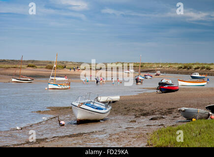 Vue sur le ruisseau de marée à Burnham Overy Staithe, Norfolk, où l'amiral Nelson a appris à naviguer. Banque D'Images