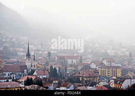 Matin d'hiver avec scène Schei district dans la vieille ville de Brasov, ville en Roumanie Banque D'Images