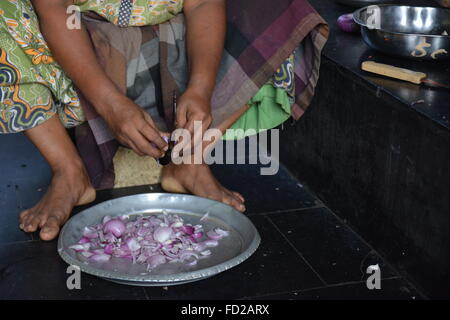 Mumbai, Inde - le 28 octobre 2015 - coupe femme piment et oignons sur un tabouret dans la coupe traditionnelle cuisine indienne Banque D'Images