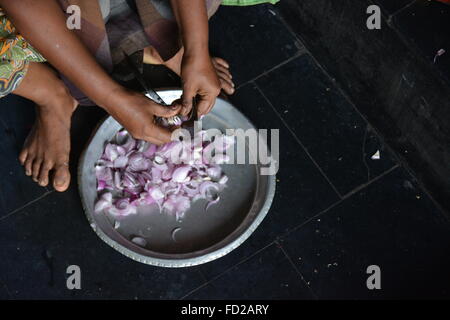 Mumbai, Inde - le 28 octobre 2015 - coupe femme piment et oignons sur un tabouret dans la coupe traditionnelle cuisine indienne Banque D'Images