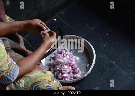 Mumbai, Inde - le 28 octobre 2015 - coupe femme piment et oignons sur un tabouret dans la coupe traditionnelle cuisine indienne Banque D'Images