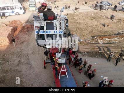 Rescue 1122 volontaires prennent part à des exercices d'urgence pour tester leur capacité à lutter contre tout cas tenue à Khawaja Muhammad Safdar Medical College à Sialkot le mercredi, Janvier 27, 2016. Banque D'Images