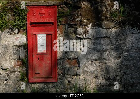 Cynghordy, Carmarthenshire, Pays de Galles, Royaume-Uni, Gosen chapelle rouge, boite aux lettres, E:R / Gallois bilingue anglais. Banque D'Images