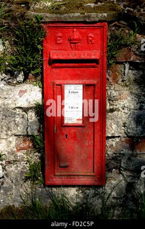 Cynghordy, Carmarthenshire, Pays de Galles, Royaume-Uni, Gosen Rouge Chapelle Postbox, E:R / Gallois bilingue anglais. Banque D'Images