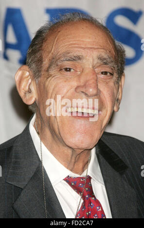 Jan 26, 2016 - Fichier - ABE VIGODA, acteur qui a joué le rôle du détective décrépites Phil pêcher dans la série télévisée 'Barney Miller' et Mafia lieutenant Sal Tessio dans l'original Parrain film, est mort mardi, il a été 94. Vigoda est mort à la maison du New Jersey de sa fille. Sur la photo : Oct 24, 2008 - New York - L'Acteur Abe Vigoda assiste à la Friars Club roti de Matt Lauer tenue à l'hôtel Hilton New York. (Crédit Image : © Nancy/Kaszerman ZUMA Press) Banque D'Images