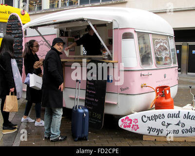 LEEDS, Yorkshire, UK. Le 24 janvier 2016. Une vieille caravane transformée en aliments mobile et service de boissons à Leeds, Yorkshire, UK. Banque D'Images