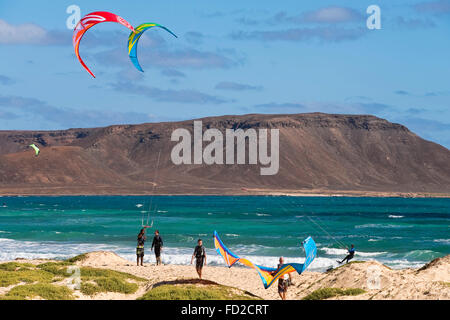 Vue horizontale de kite surfeurs au Cap Vert. Banque D'Images