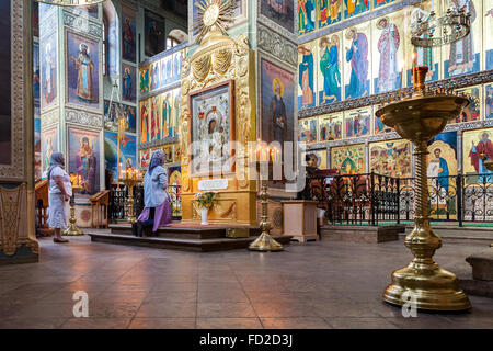 Les chrétiens orthodoxes à l'intérieur de la cathédrale de l'assomption du Valdai Monastère Iversky Banque D'Images