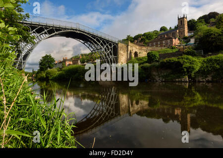 Abraham Darby's Iron Bridge, le premier pont en fonte, traversant les gorges de la rivière Severn à Ironbridge, Shropshire. UK Banque D'Images