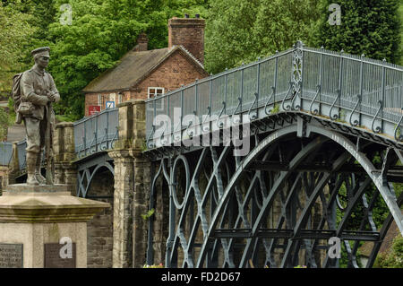 Abraham Darby's Iron Bridge, le premier pont en fonte, traversant les gorges de la rivière Severn à Ironbridge, Shropshire. UK Banque D'Images