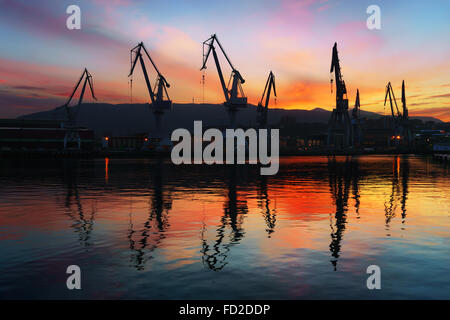 En Sestao grues à beau coucher du soleil Banque D'Images