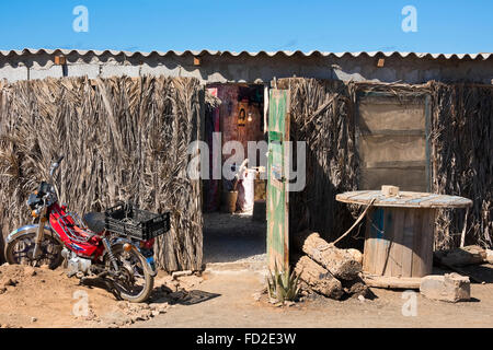 Vue de près horizontale une chambre de fortune dans les bidonvilles de Espargos au Cap Vert. Banque D'Images