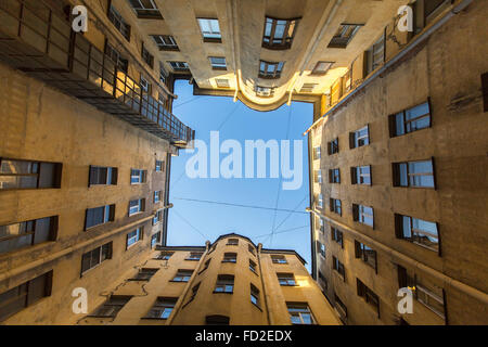 Une cour typique dans le vieux quartier de St Petersburg, vues à partir de la base. Banque D'Images