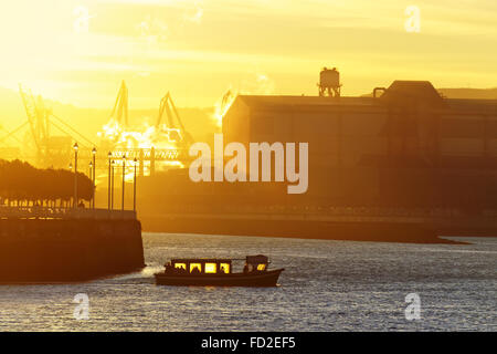 Voile le transport de personnes au sunrise entre Getxo et Portugalete Banque D'Images