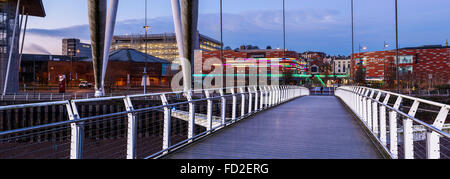 La ville de Newport Millennium Bridge avec les nouveaux Frères à pied à la fin. Banque D'Images