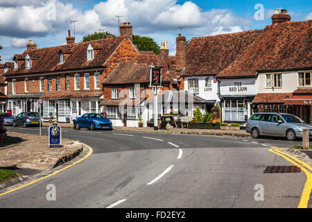 La route principale à travers le joli village de Biddenden, dans le Kent. Banque D'Images