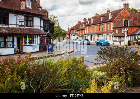 La route principale à travers le joli village de Biddenden, dans le Kent. Banque D'Images