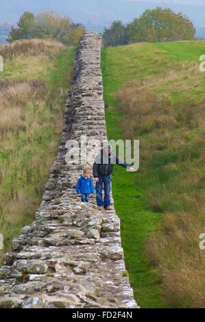 Mur d'Hadrien. Le père et l'enfant marche sur la Muraille Romaine. Birdoswald, mur d'Hadrien, Northumberland, England, United Kingdom. Banque D'Images