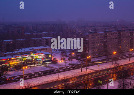 St. Petersburg, Russie - le 18 décembre 2015 : vue depuis une hauteur sur sofiyskaya street au crépuscule dans des dortoirs. Banque D'Images