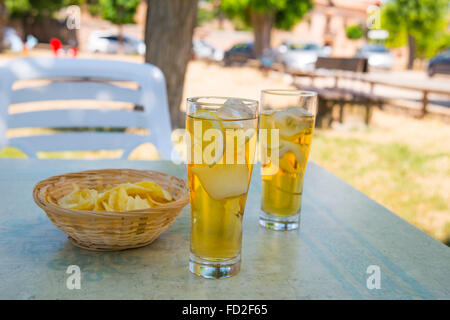 Deux verres de jus de raisin avec des jetons dans une terrasse. Banque D'Images