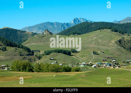 Georgien, Kachtien, Tuscheti-Nationalpark, Mountain-Village Omalo, à l'arrière sur la colline de gauche la forteresse médiévale Kesolo Banque D'Images