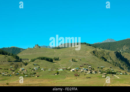 Georgien, Kachtien, Tuscheti-Nationalpark, Mountain-Village Omalo, à l'arrière sur la colline de gauche la forteresse médiévale Kesolo Banque D'Images