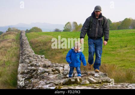 Mur d'Hadrien. Le père et l'enfant marche sur la Muraille Romaine. Birdoswald, mur d'Hadrien, Northumberland, England, United Kingdom. Banque D'Images